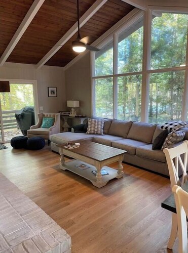 Peaceful 3 bedroom lakehouse w/private wooded lot.