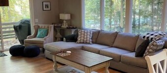 Peaceful 3 bedroom lakehouse w/private wooded lot.