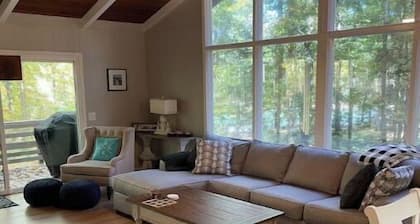 Peaceful 3 bedroom lakehouse w/private wooded lot.