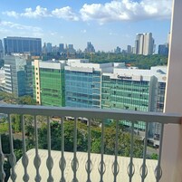 Un paisaje urbano con edificios modernos, incluyendo una oficina de Cognizant.