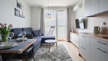 Apartment (32 C ul. Kapitańska 16) | Living area | Flat-screen TV