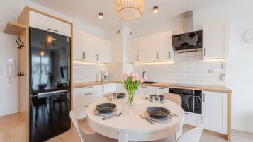 Apartamento (34 B ul. Kapitańska 18) | Cocina básica privada | Frigorífico, microondas, horno y placa de cocina