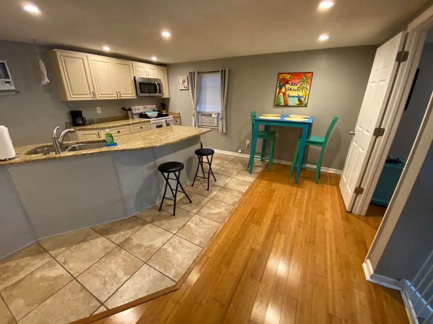 Réfrigérateur, four à micro-ondes, un four, surface de cuisson