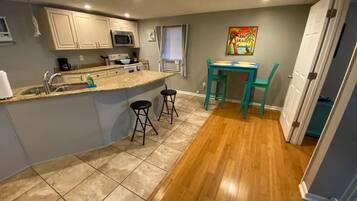 Réfrigérateur, four à micro-ondes, un four, surface de cuisson