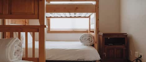 3 habitaciones, tabla de planchar con plancha, wifi y ropa de cama