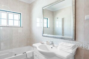 Tina con regadera y toallas 