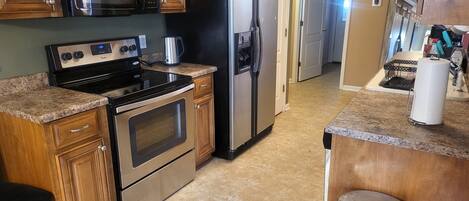 Jääkaappi, mikroaaltouuni, uuni, liesi