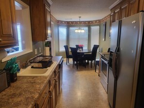 Réfrigérateur, four à micro-ondes, un four, surface de cuisson