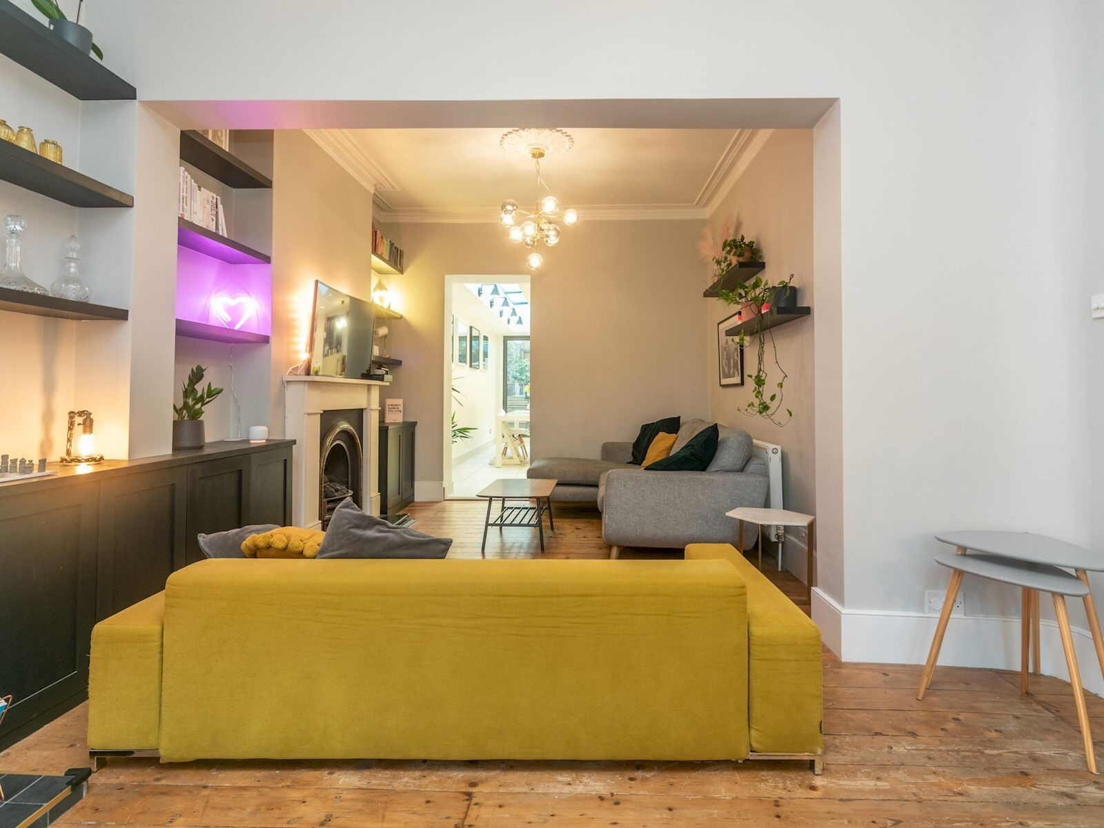 Een televisie, een open haard, een kantoor en een computerscherm