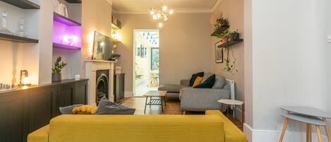 Télévision, cheminée, espaces bureaux, écrans d'ordinateur