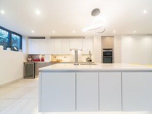 Fridge, microwave, oven, dishwasher - Beautiful Spacious Home - Pass the Keys (London)