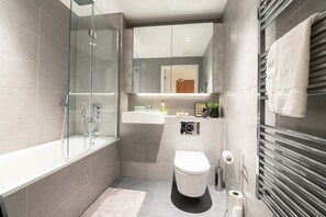 Douche, séchoir à cheveux, pantoufles, serviettes fournies