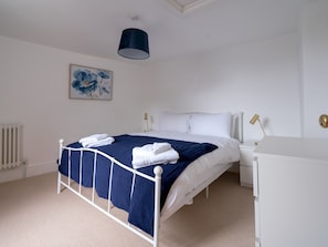 3 bedrooms, iron/ironing board, free WiFi, bed sheets - Stylish Grade II listed house - Pass the Keys (Cheltenham)