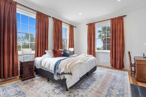 5 bedrooms, desk, iron/ironing board, travel crib