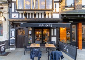 Outdoor dining - Talbot Lane Cottage Horsham | By My Getaways (Horsham)