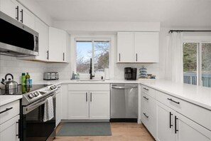 Refrigerador, microondas, horno y parrilla de estufa 