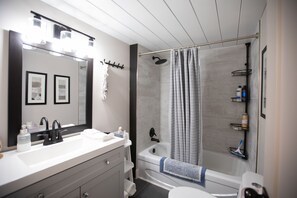 Bañera con ducha, secador de pelo, toallas