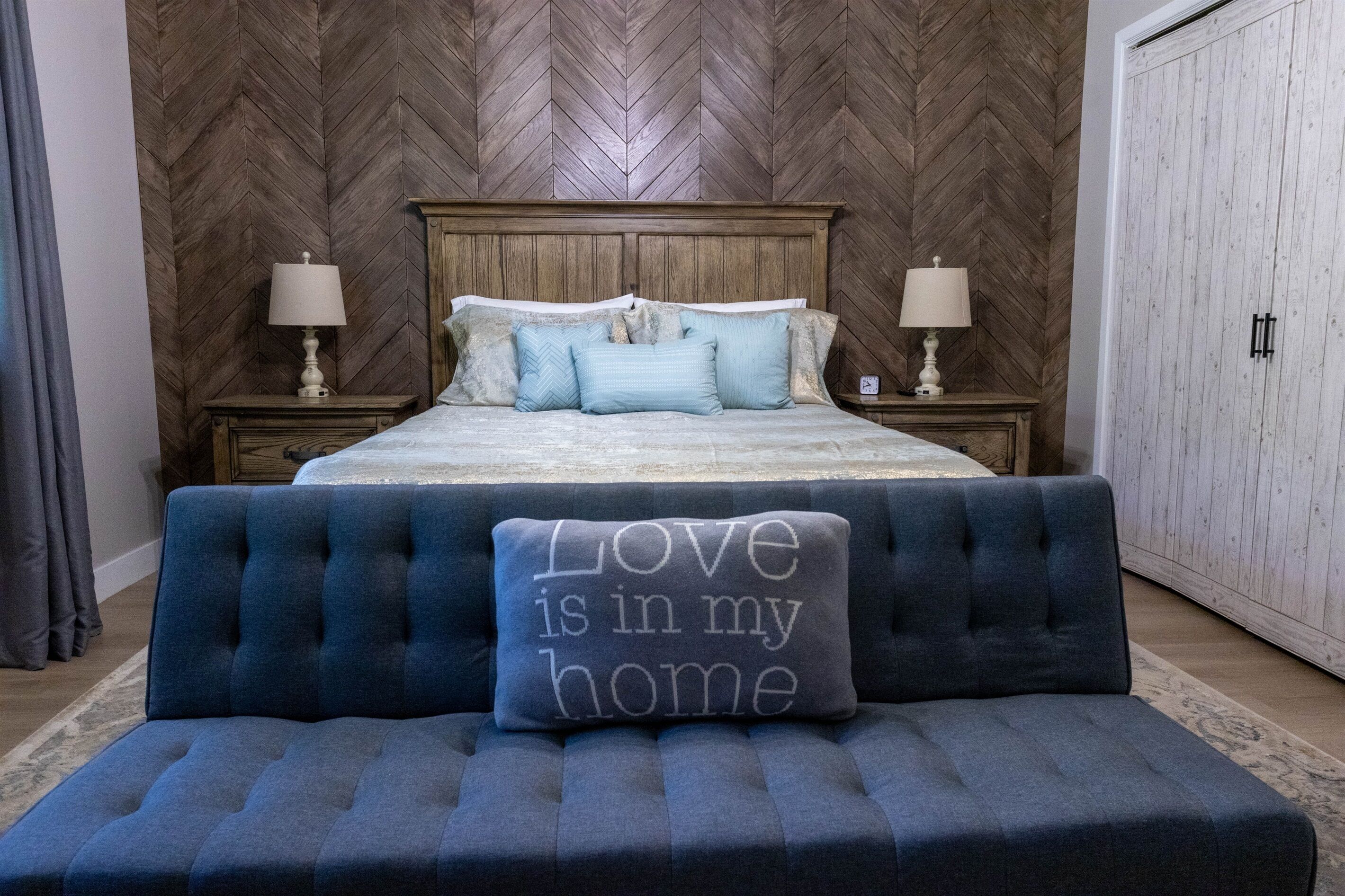 3 chambres, bureau, fer et planche à repasser, lit de bébé portatif