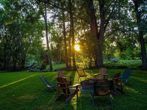 Waterfront Winter Getaway | Hot Tub, Firepit, Pool Table, Games & Family Ready