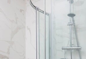 Shower, hair dryer, towels - Six Matlock Apartment - Sea views (Filey)