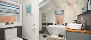 Baignoire, séchoir à cheveux, serviettes fournies