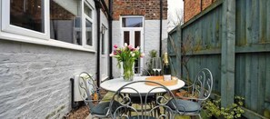 Outdoor dining - Rydal House - central location and stylish interiors (Filey)