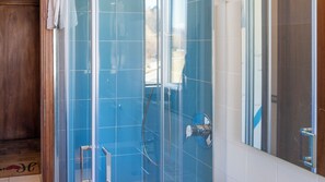 Douche, sèche-cheveux, bidet, serviettes fournies