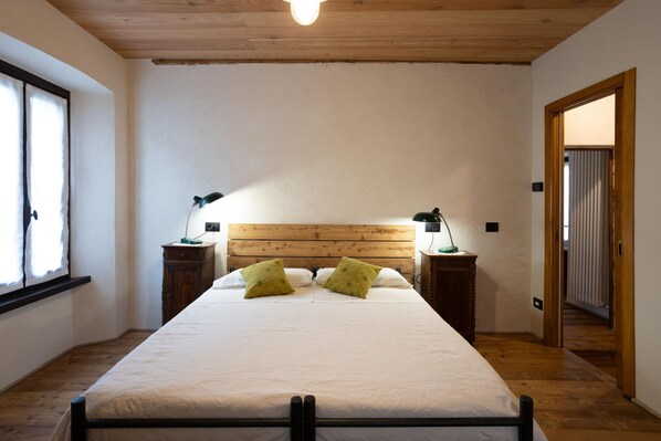 2 bedrooms, travel cot, WiFi, bed sheets