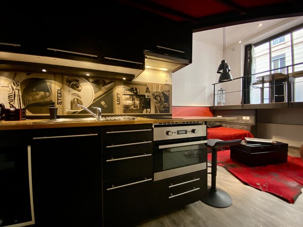 Réfrigérateur, micro-ondes, plaque de cuisson, cafetière/bouilloire