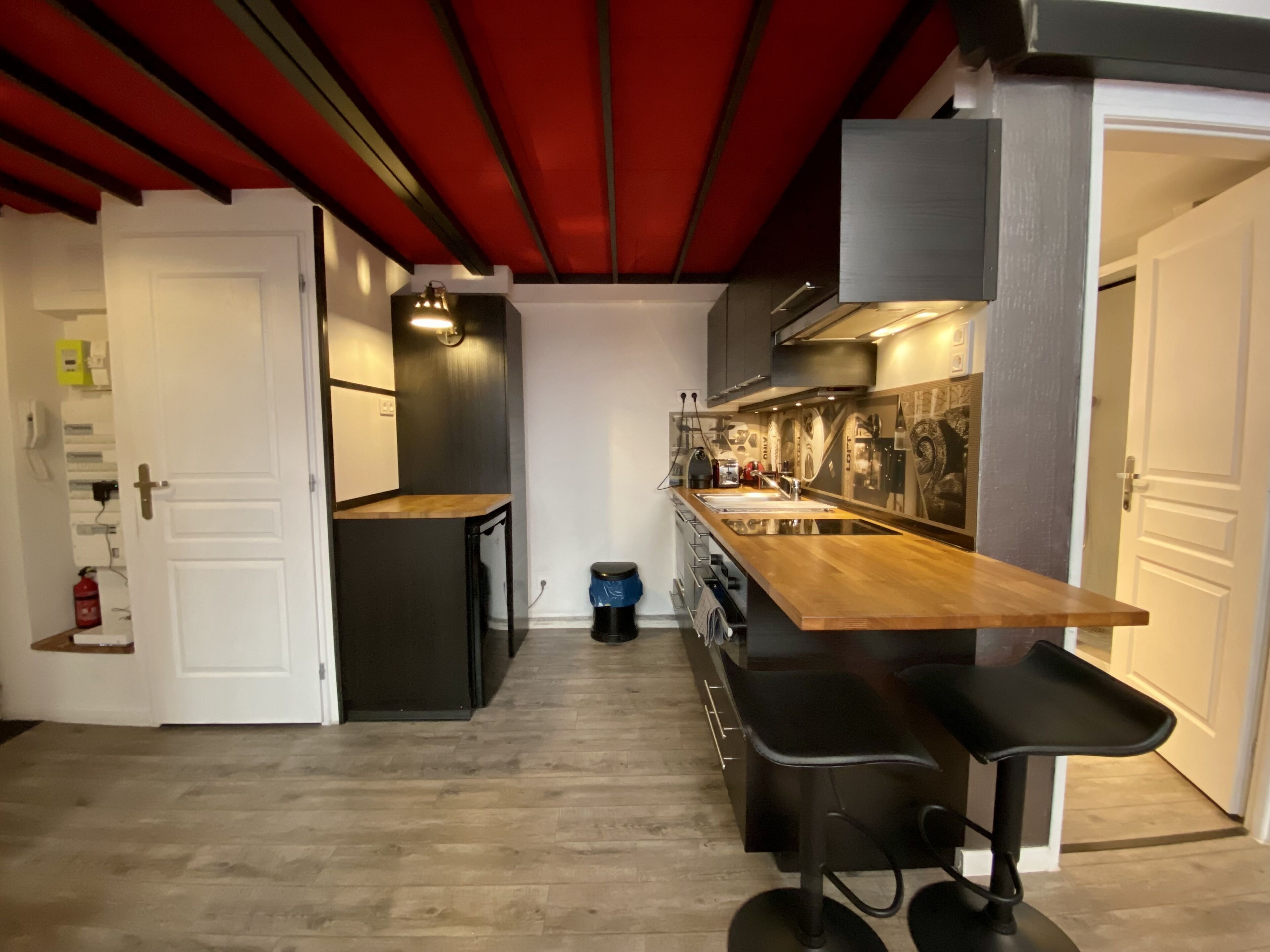 Réfrigérateur, micro-ondes, plaque de cuisson, cafetière/bouilloire