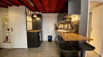 Réfrigérateur, micro-ondes, plaque de cuisson, cafetiÚre/bouilloire