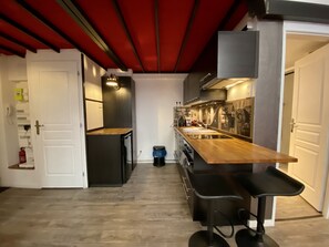 Réfrigérateur, micro-ondes, plaque de cuisson, cafetière/bouilloire