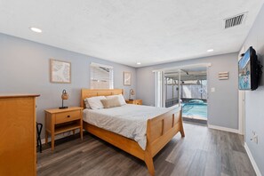 3 bedrooms, in-room safe, desk, travel crib