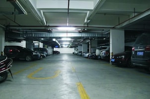 Un aparcamiento de varios niveles con varios coches estacionados.