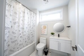 تجهيزات دش، مجففات شعر، مراحيض شطف، مناشف