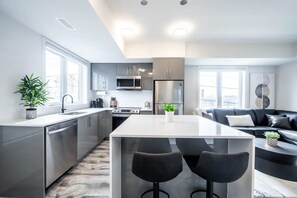 Réfrigérateur, micro-ondes, four, plaque de cuisson