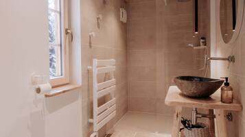 Dusche, Haartrockner, Hausschuhe, Handtücher