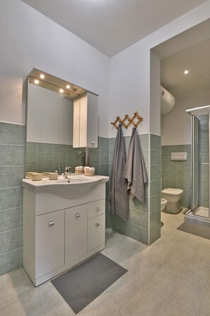 Douche, séchoir à cheveux, serviettes fournies