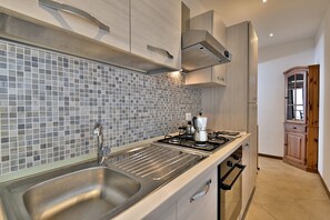 Kühlschrank, Mikrowelle, Ofen, Wasserkocher