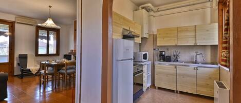 Fridge, microwave, oven, coffee/tea maker
