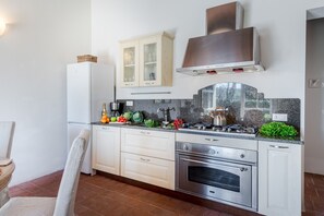 Kühlschrank, Ofen, Geschirrspüler, Wasserkocher mit Kaffee-/Teezubehör