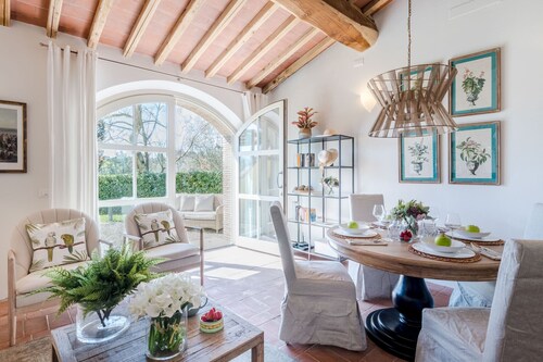 Casa Pinocchio, a Luxury Country Apartment with Pool in Lucca