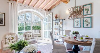 Casa Pinocchio, a Luxury Country Apartment with Pool in Lucca
