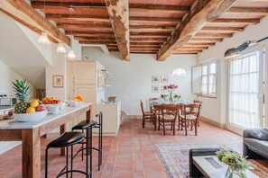 Dining - Casa Gennaro a 3 bedrooms farmhouse apartment with pool in Lucca (San Gennaro)