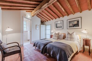 3 bedrooms, iron/ironing board, bed sheets