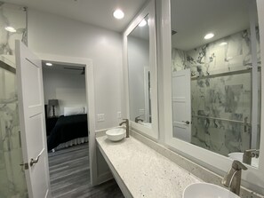 Shower, towels - Updated - Pools, tennis, beach! (Gulf Shores)