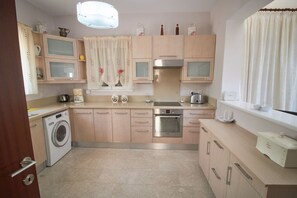 ثلاجة، ميكروويف، فرن، موقد طهي مسطح