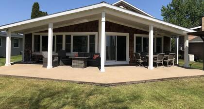 Beautiful Home with Many Activities (15mins from DOW Gardens and Whiting Forest)