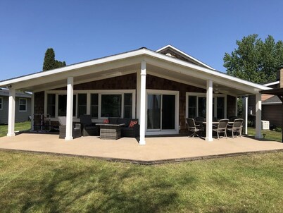 Beautiful Home with Many Activities (15mins from DOW Gardens and Whiting Forest)