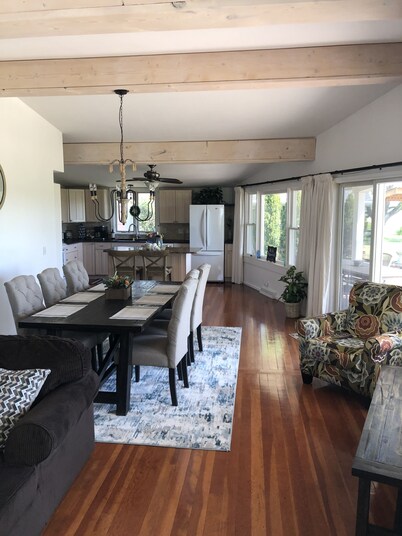 Beautiful Home with Many Activities (15mins from DOW Gardens and Whiting Forest)